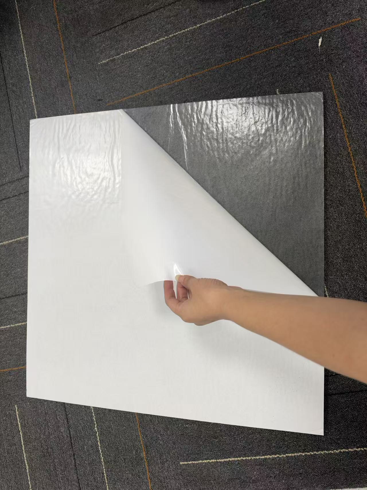 揭开背面保护纸，展示自粘层。